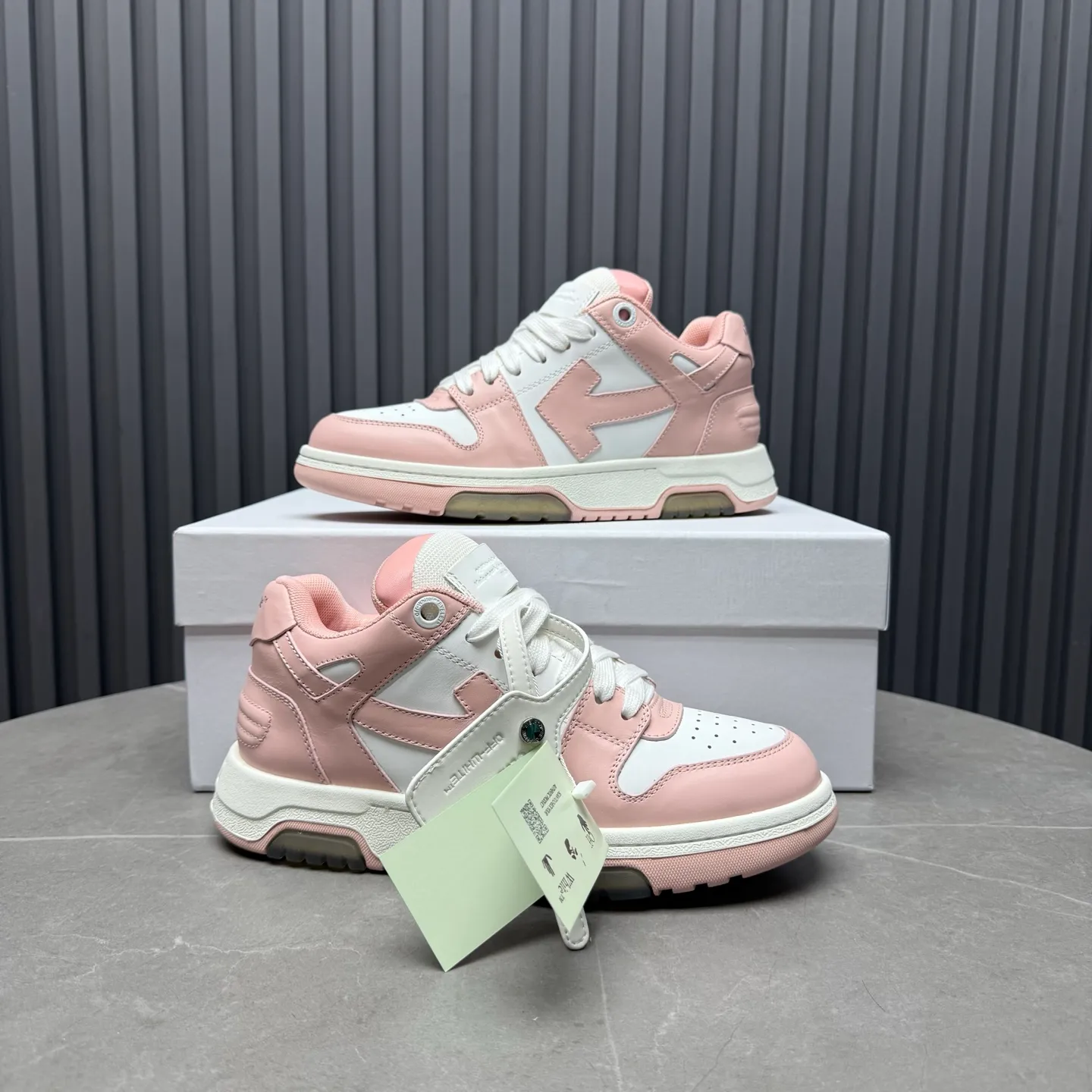 【off- white】P: 620💰Couple model👫, Size: 35-44 (Customized for men 38.45.46) High-quality version👊 "Out of office" series original molding, original lasting, production process 1:1 Original ➰OFF GRAY WHITE OW ➰ First-layer cowhide Imported skin-friendly and environmentally friendly polyester mesh Original molding high elastic and environmentally friendly molding pad Made with the original lasting process. The original molded rubber outsole (never yellows and deforms) has a super correct shape, bright color and strong three-dimensional effect👍. Packaging💯Full set of packaging synchronized with the official website (branded paper, certificate of quality, branded cloth bag)